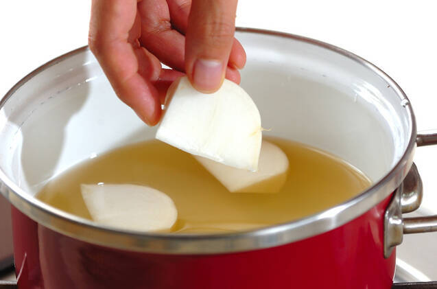 カブの白みそ汁の作り方の手順2