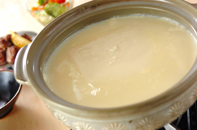 土鍋に入っている豆乳とだし汁スープの湯豆腐