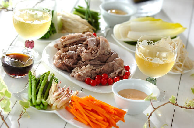 テーブルに並べられたさまざまな食材