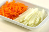 大根とニンジンのピクルスの下準備1