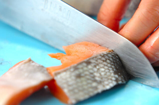 甘塩鮭の串揚げの作り方の手順1