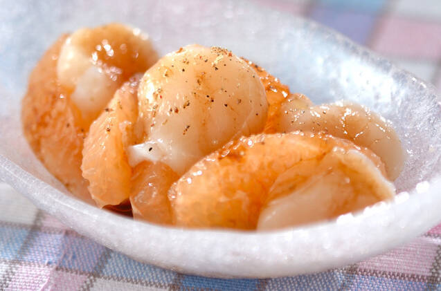 ガラス製長皿に盛りつけられたグレープフルーツと帆立貝柱のサラダ