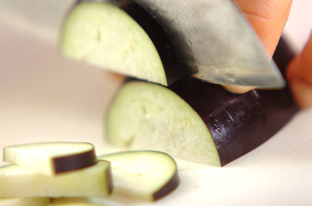 ゆでナスのピーナッツ和えの作り方の手順1