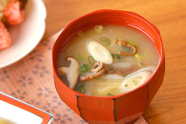 赤いお椀に盛られたゼンマイの味噌汁
