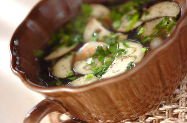 茶色いマグカップによそったなすのアジアンスープ