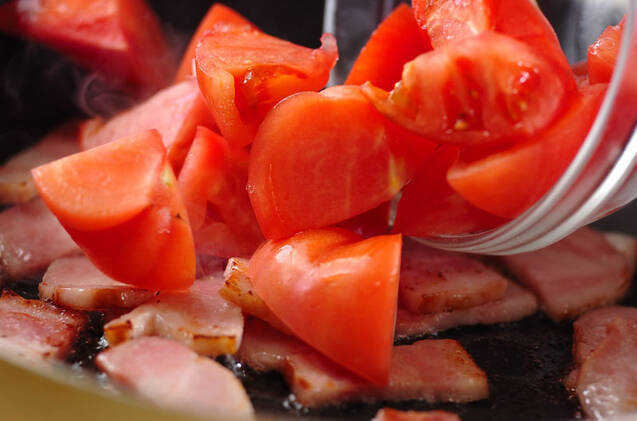 簡単あっという間に一品！ベーコンとトマトのバジル炒めの作り方の手順3