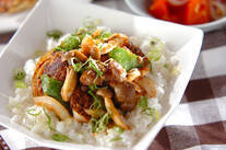 レバーと玉ネギのピリ辛炒め丼