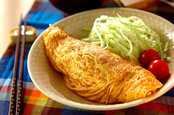 皿に高菜オムレツが盛られている様子