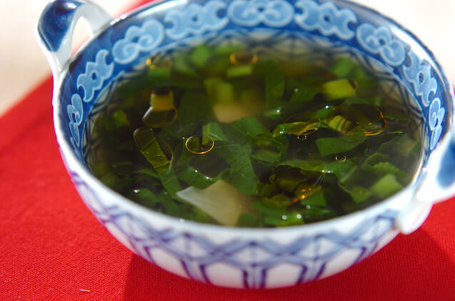 ごま油の浮いたにんにくと小松菜のスープ