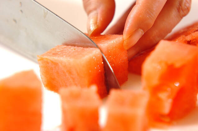 スイカのホワイトキュラソーがけの作り方の手順1