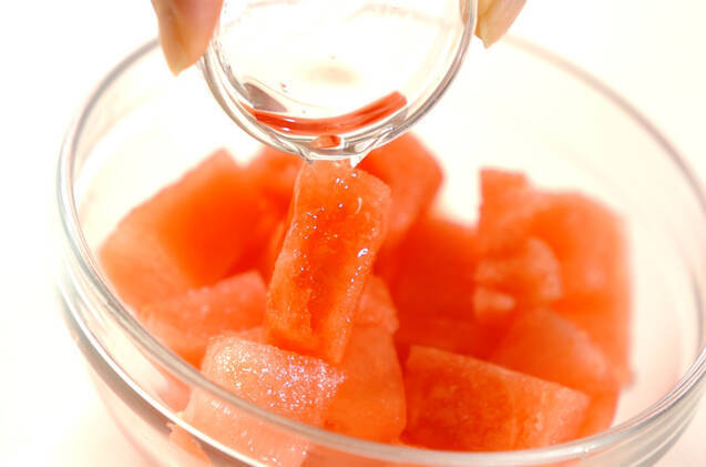 スイカのホワイトキュラソーがけの作り方の手順2