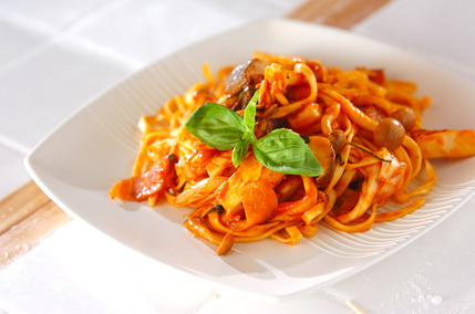 キノコのトマトソースパスタ