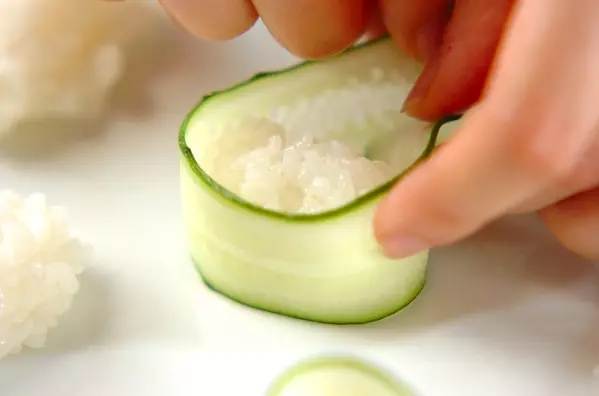 イクラとキュウリの軍艦巻きの作り方1