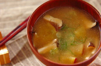 サツマイモとエリンギのみそ汁