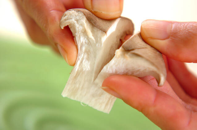 サツマイモとエリンギのみそ汁の作り方の手順1