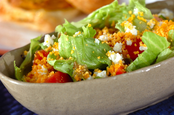 和食器に盛られたレタスと卵のサラダ