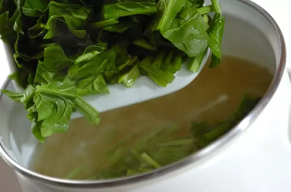 ホウレン草のみそ汁の作り方1