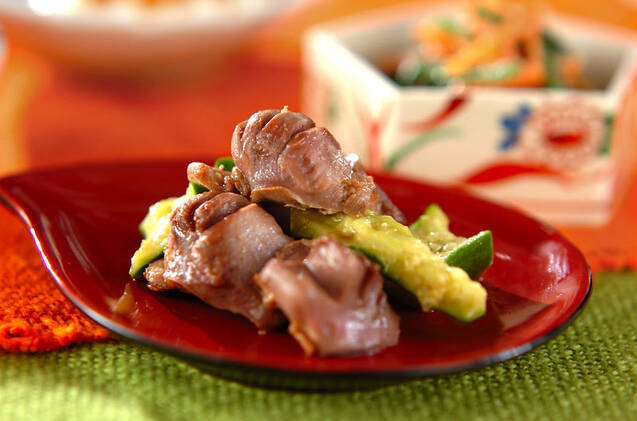 赤い皿に盛り付けたすなぎもときゅうりの炒め和え