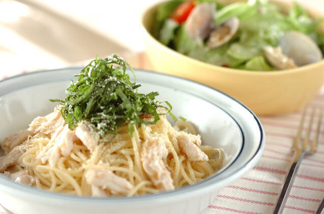 ささ身の梅しそパスタとアサリサラダ