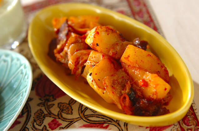 黄色い器に盛られたカブのキムチ炒め