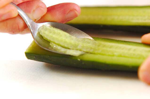 キュウリと大根のもろみ和えの作り方の手順1