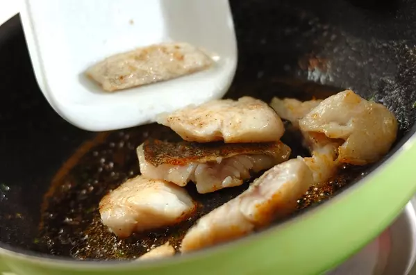 ごはんがすすむ！タラのバターしょうゆソテーの作り方3