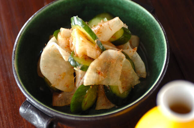 小皿に盛られた、ぬか漬けきゅうりと大根の和え物