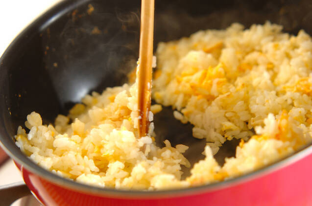 卵のシンプルチャーハンの作り方の手順4