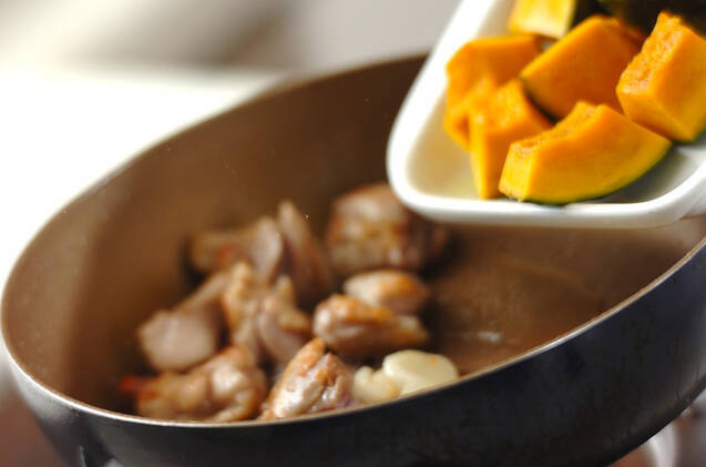 鶏肉とカボチャのカレー煮の作り方の手順2