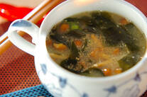 ナメコとワカメのみそ汁