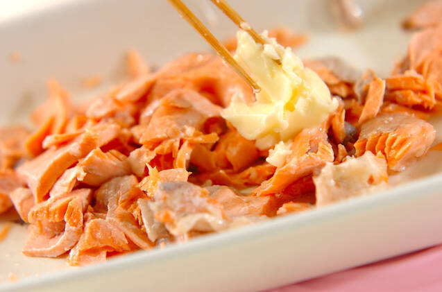 鮭のバターしょうゆご飯の作り方の手順1