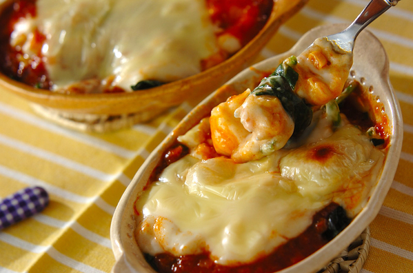 白のグラタン皿に盛られた餅のラザニア