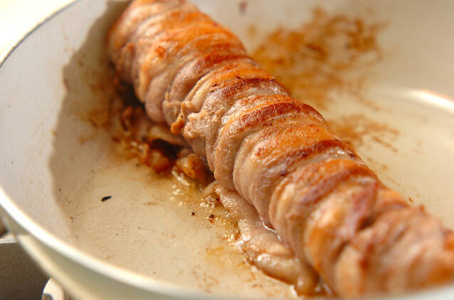 コク旨ピリ辛ソースで！豚バラ肉のニラ巻きの作り方の手順3