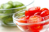 キュウリとプチトマトの和え物の下準備1