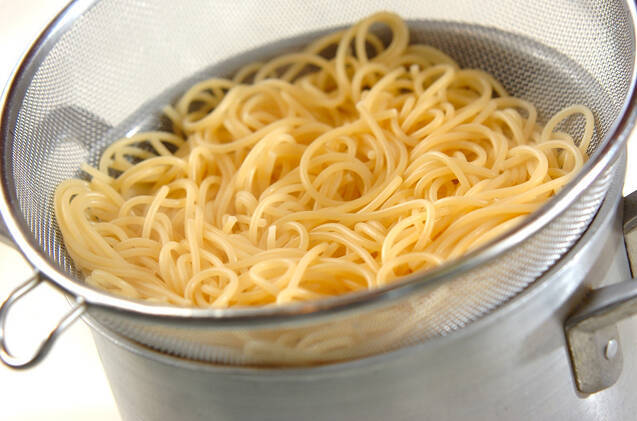 鶏とマイタケのパスタの作り方の手順2