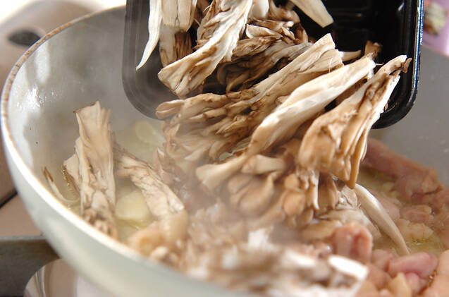 鶏とマイタケのパスタの作り方の手順3