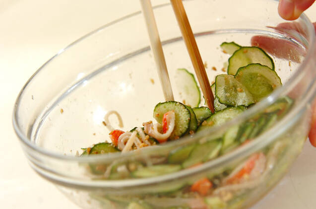 キュウリとカニカマのゴマ酢和えの作り方の手順4