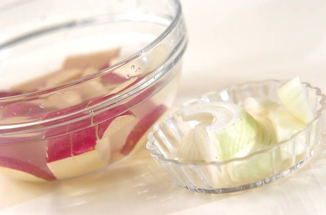 サツマイモのゴマみそ汁の作り方の手順1