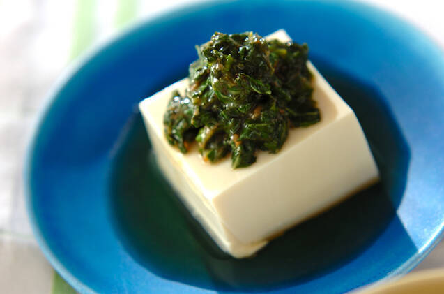 青いお皿に盛られた梅和えモロヘイヤ冷奴