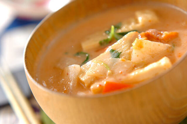 お椀につがれたキムチ入り粕汁