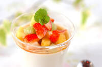 ココナッツミルクと米粉のプリン・季節のフルーツのマチェドニアソース