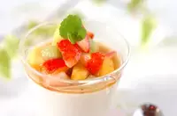 ココナッツミルクと米粉のプリン・季節のフルーツのマチェドニアソース