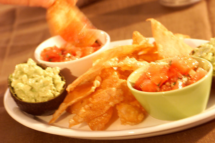 ディップと揚げワンタン