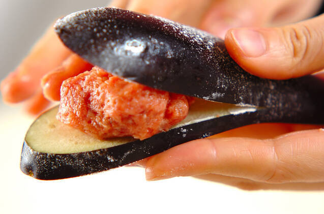 ジューシー！まるごとナスの肉挟み揚げの作り方の手順6