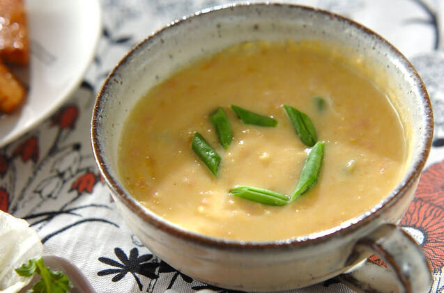 マグカップに入ったクリームコーンスープ