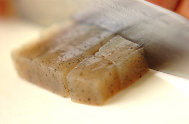 コンニャクの炒り煮の作り方の手順1