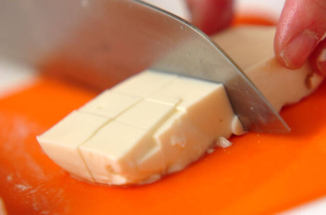 豆腐の赤だしの作り方の手順1