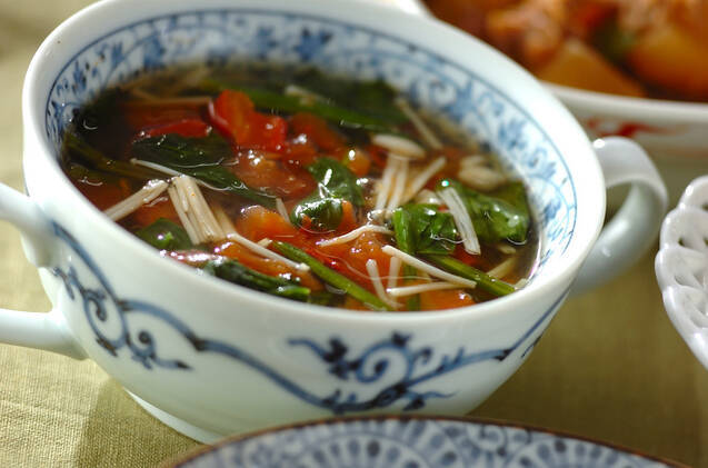 白い器によそったほうれん草とトマトのスープ