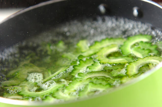 ゴーヤとトマトのサラダの作り方の手順1