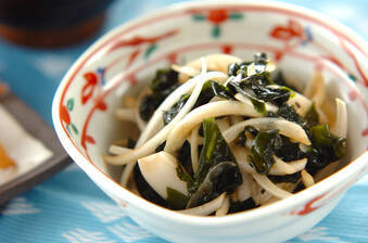 ワカメと新玉ネギのドレッシング和え